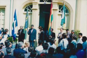O cônsul-geral Tadeu Valadares (primeiro da esquerda para a direita) participa da cerimônia de abertura da I Reunião do Comitê de Fronteira Cáceres-San Martin. Ao lado de Tadeu, está o então governador do Mato Grosso, Dante de Oliveira (segundo da esquerda para a direita).